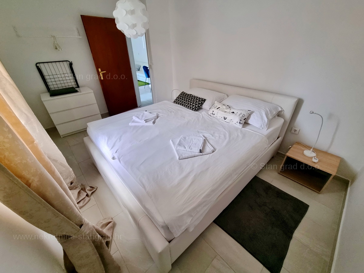 Malinska, prodaja apartmajske hiše z dvema bazenoma in pogledom na morje!