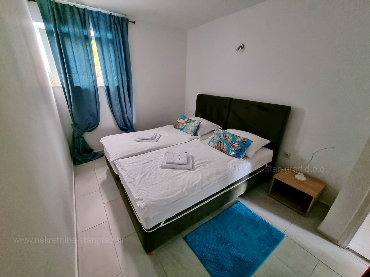 Malinska, prodaja apartmajske hiše z dvema bazenoma in pogledom na morje!