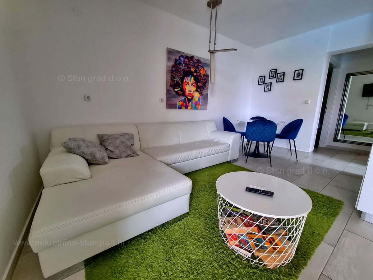 Malinska, prodaja apartmajske hiše z dvema bazenoma in pogledom na morje!