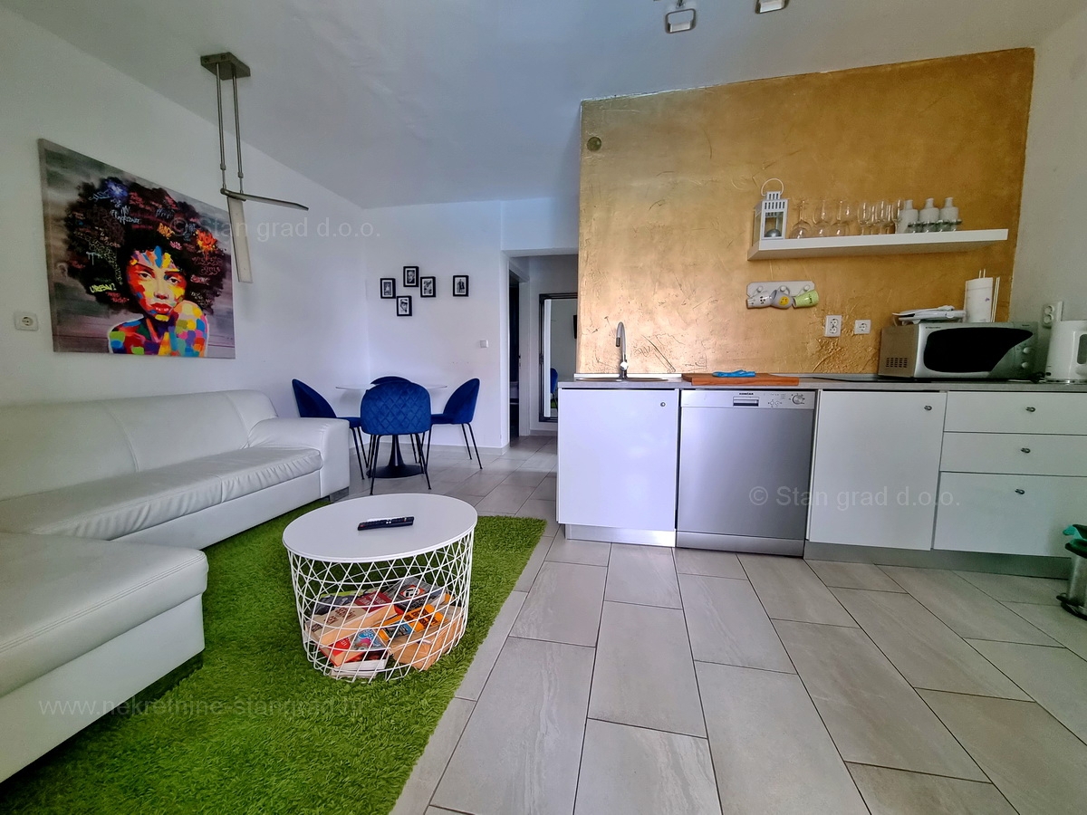 Malinska, prodaja apartmajske hiše z dvema bazenoma in pogledom na morje!