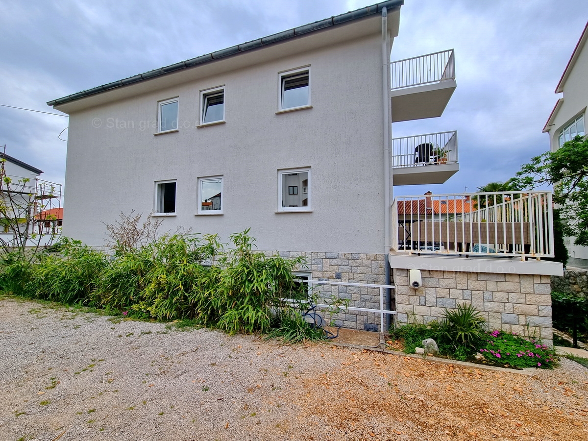 Malinska, prodaja apartmajske hiše z dvema bazenoma in pogledom na morje!