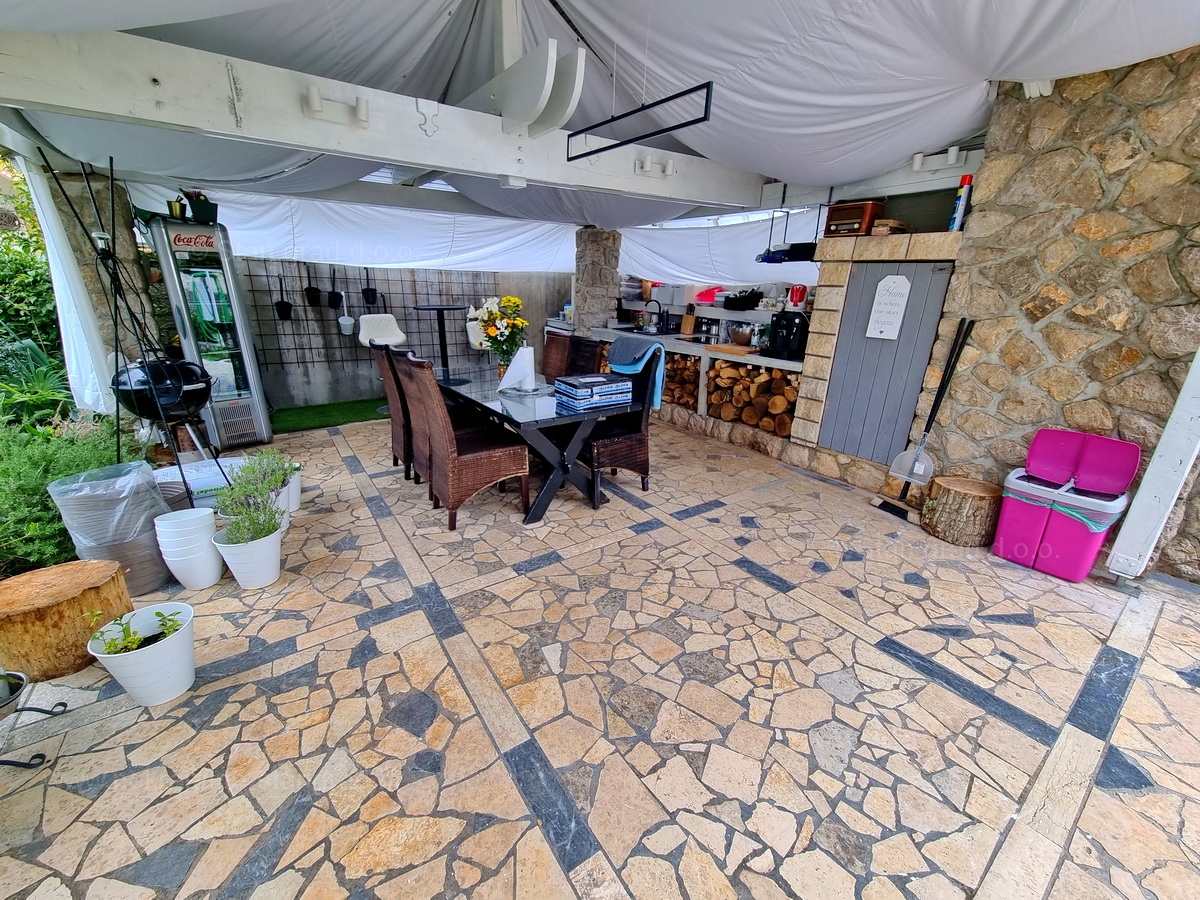 Malinska, prodaja apartmajske hiše z dvema bazenoma in pogledom na morje!