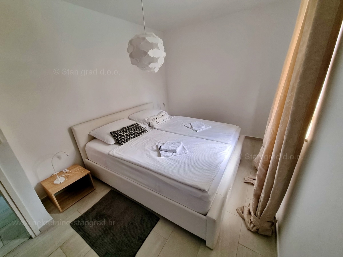 Malinska, prodaja apartmajske hiše z dvema bazenoma in pogledom na morje!