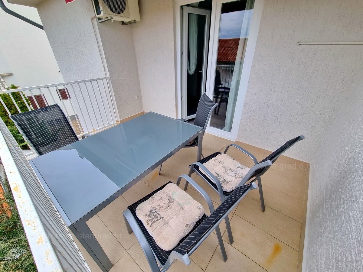 Malinska, prodaja apartmajske hiše z dvema bazenoma in pogledom na morje!