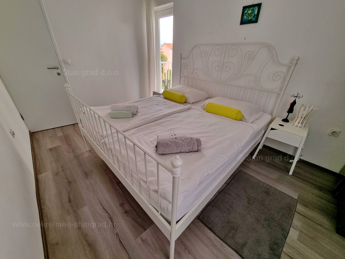 Malinska, prodaja apartmajske hiše z dvema bazenoma in pogledom na morje!