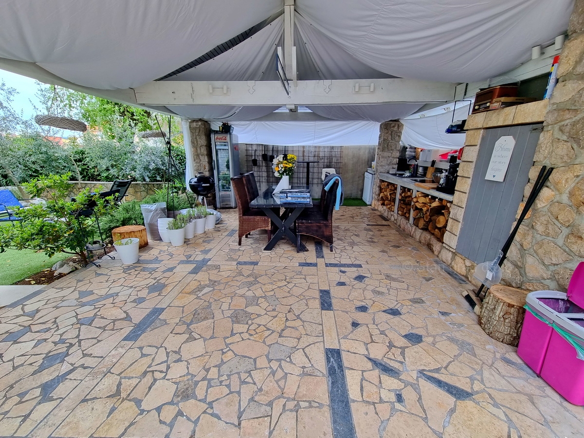 Malinska, prodaja apartmajske hiše z dvema bazenoma in pogledom na morje!