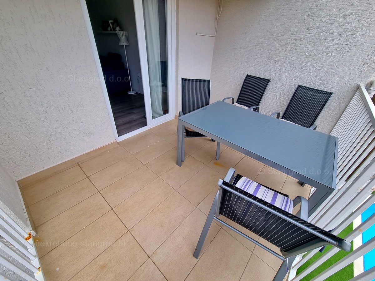 Malinska, prodaja apartmajske hiše z dvema bazenoma in pogledom na morje!