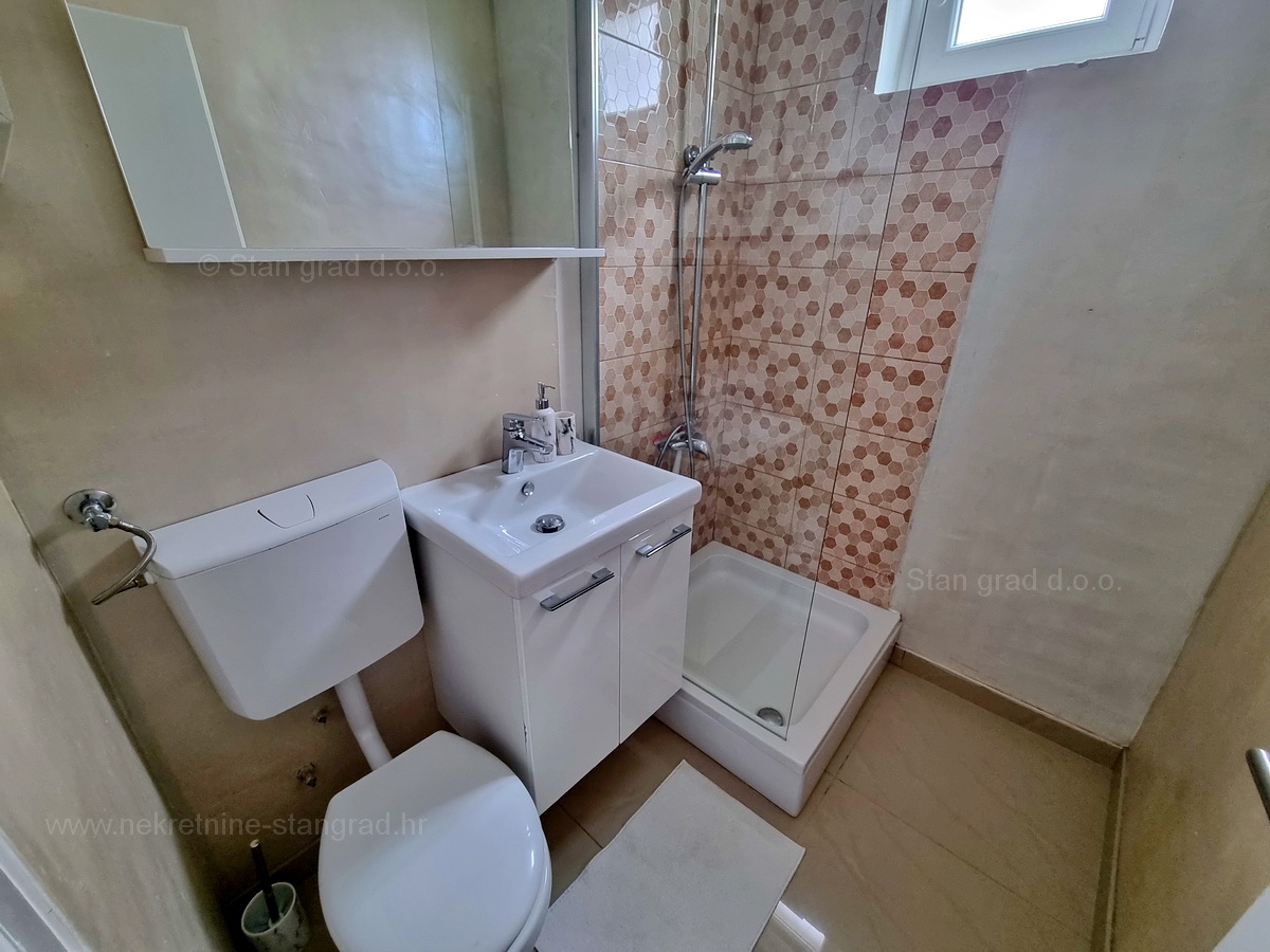 Malinska, prodaja apartmajske hiše z dvema bazenoma in pogledom na morje!