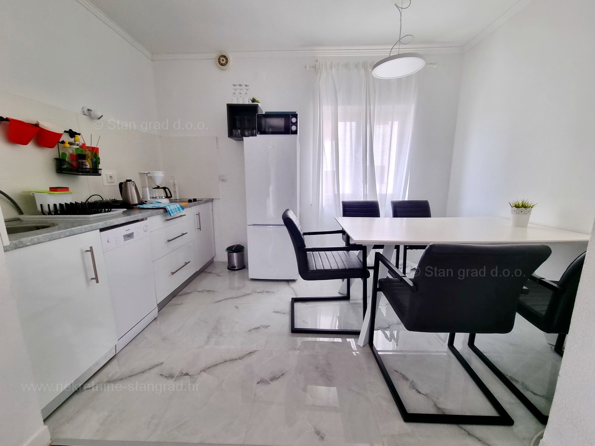 Malinska, prodaja apartmajske hiše z dvema bazenoma in pogledom na morje!