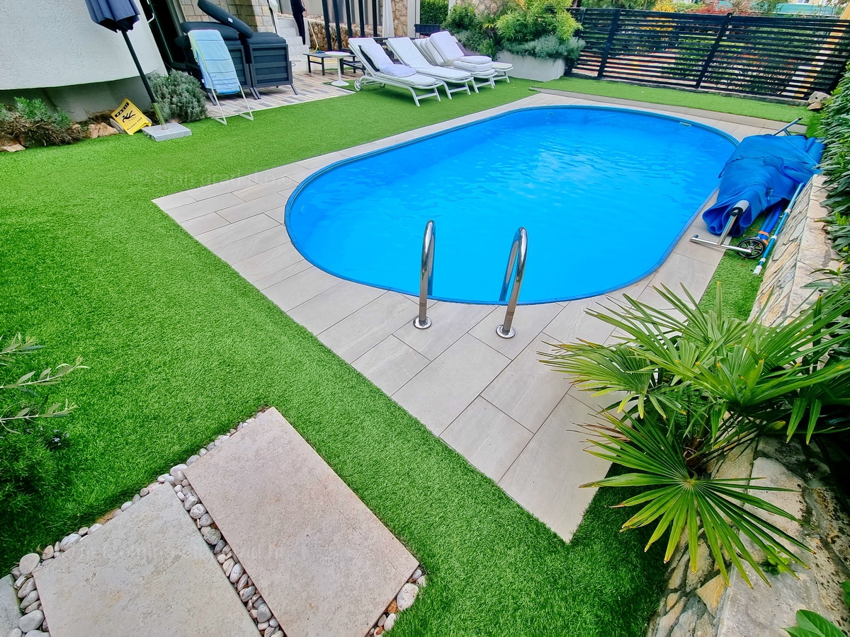 Malinska, prodaja apartmajske hiše z dvema bazenoma in pogledom na morje!