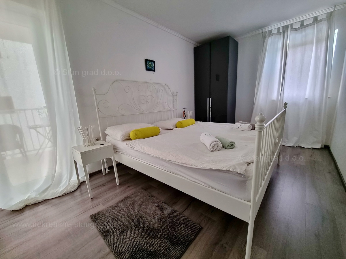 Malinska, prodaja apartmajske hiše z dvema bazenoma in pogledom na morje!