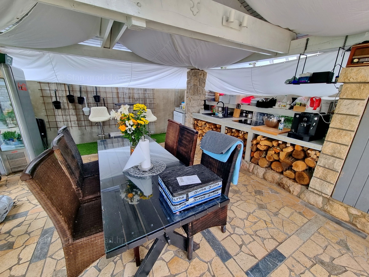 Malinska, prodaja apartmajske hiše z dvema bazenoma in pogledom na morje!