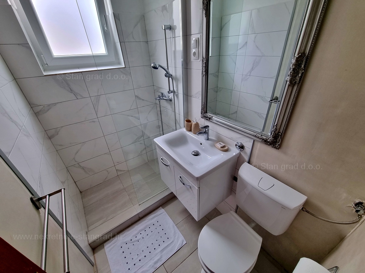 Malinska, prodaja apartmajske hiše z dvema bazenoma in pogledom na morje!