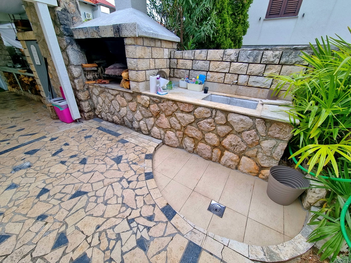 Malinska, prodaja apartmajske hiše z dvema bazenoma in pogledom na morje!