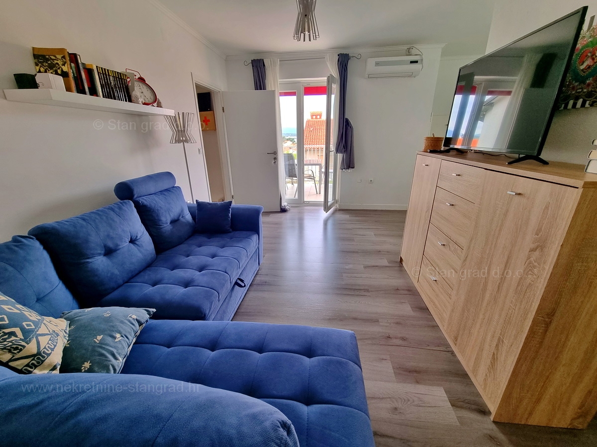 Malinska, prodaja apartmajske hiše z dvema bazenoma in pogledom na morje!