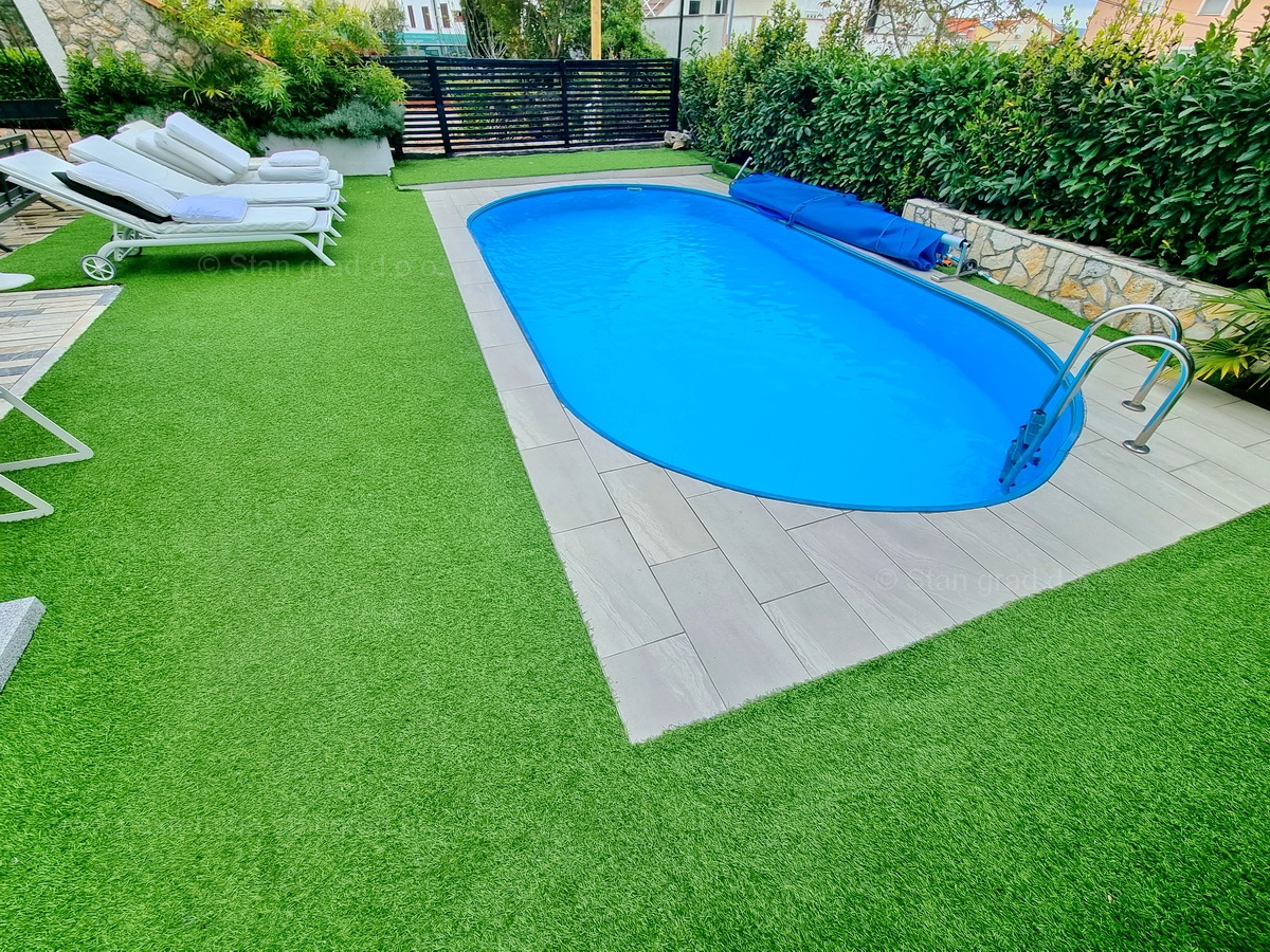 Malinska, prodaja apartmajske hiše z dvema bazenoma in pogledom na morje!