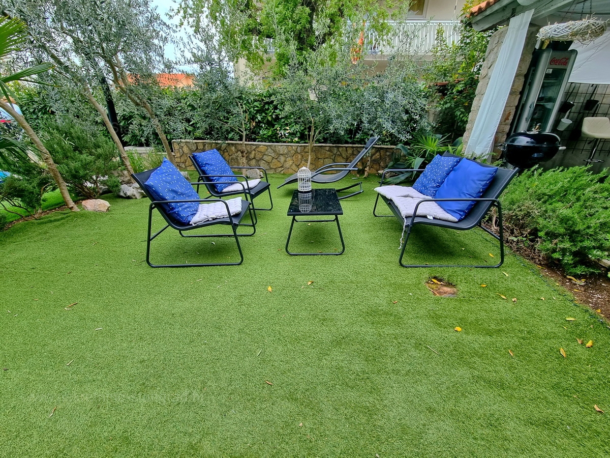 Malinska, prodaja apartmajske hiše z dvema bazenoma in pogledom na morje!