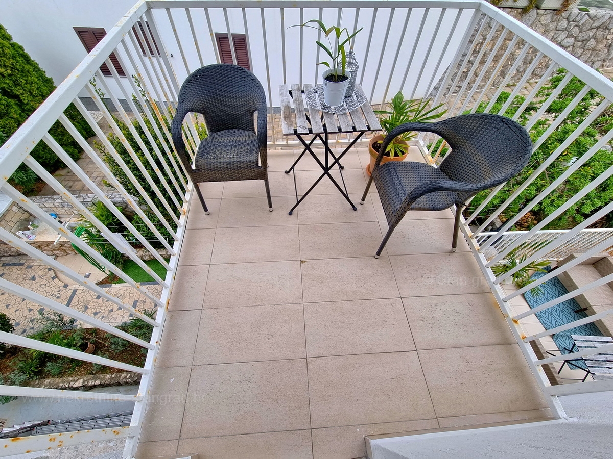 Malinska, prodaja apartmajske hiše z dvema bazenoma in pogledom na morje!