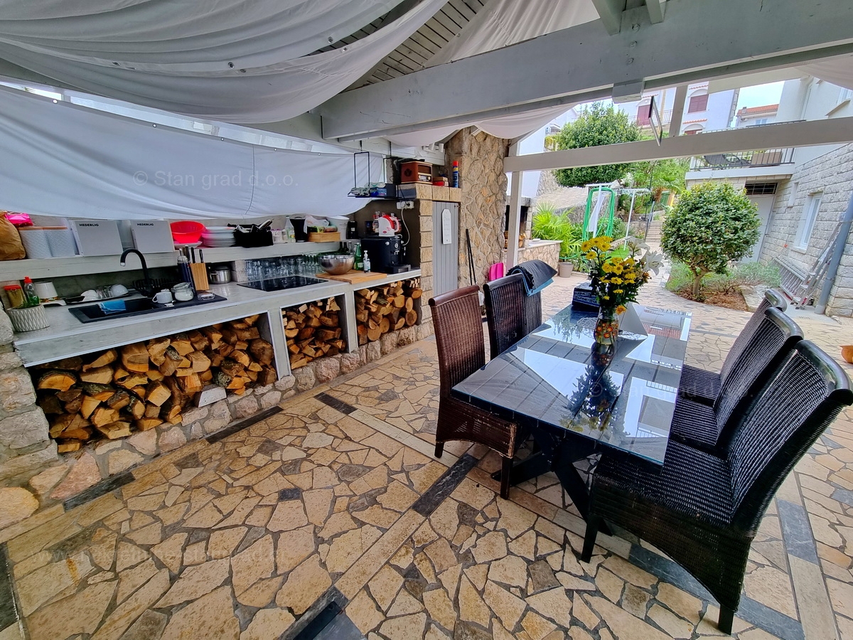 Malinska, prodaja apartmajske hiše z dvema bazenoma in pogledom na morje!