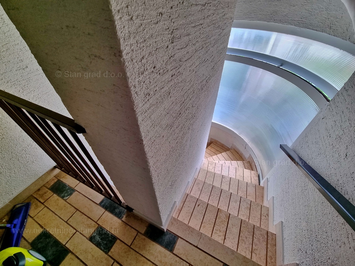 Malinska, prodaja apartmajske hiše z dvema bazenoma in pogledom na morje!