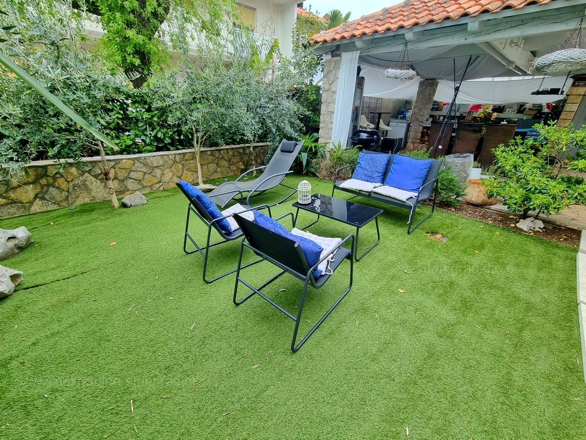 Malinska, prodaja apartmajske hiše z dvema bazenoma in pogledom na morje!