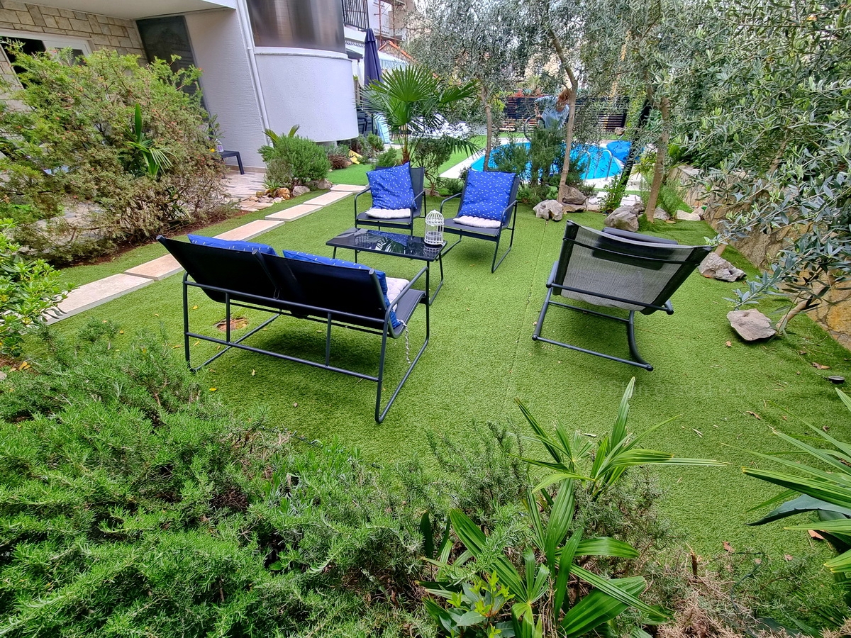 Malinska, prodaja apartmajske hiše z dvema bazenoma in pogledom na morje!