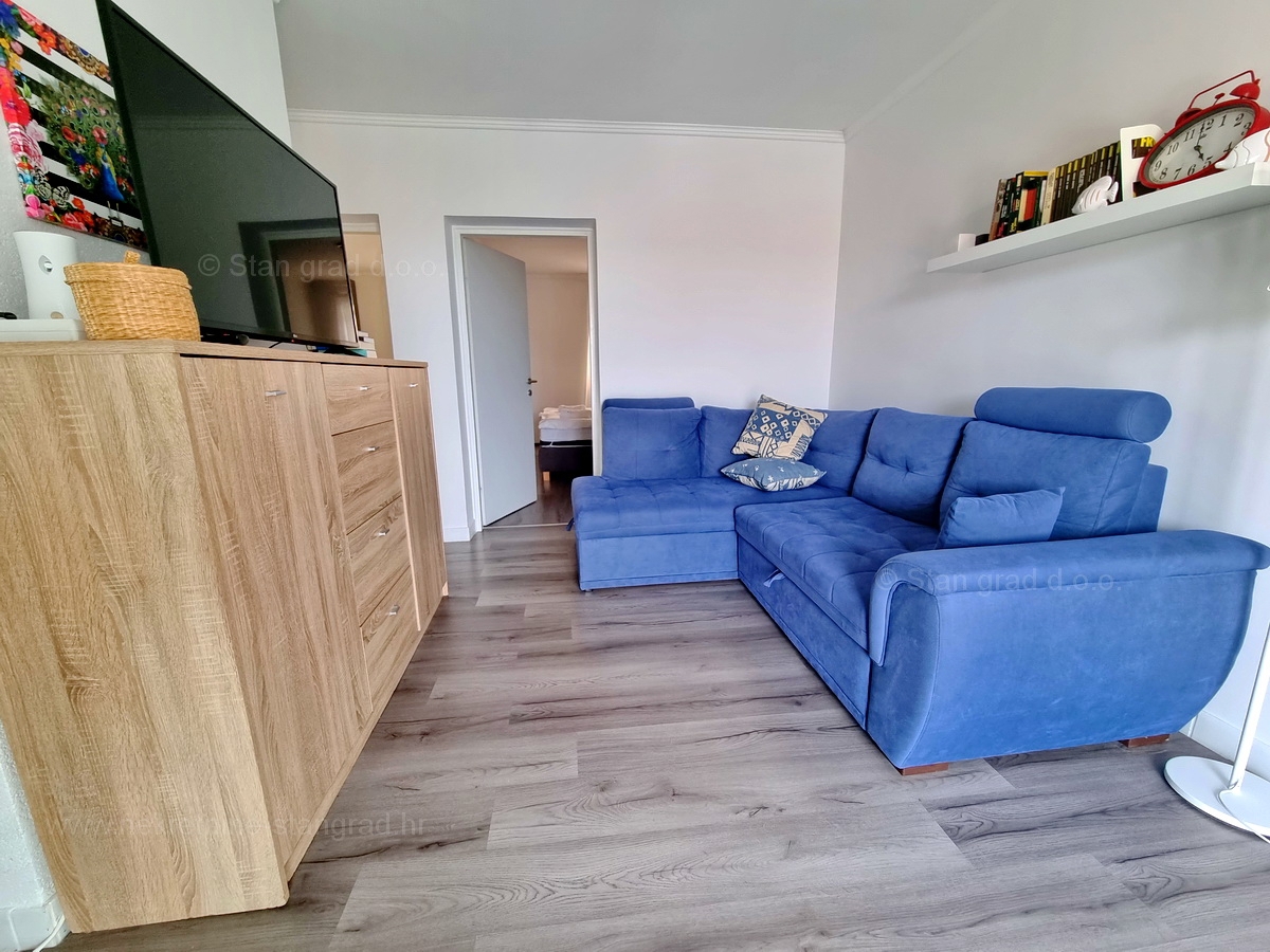 Malinska, prodaja apartmajske hiše z dvema bazenoma in pogledom na morje!