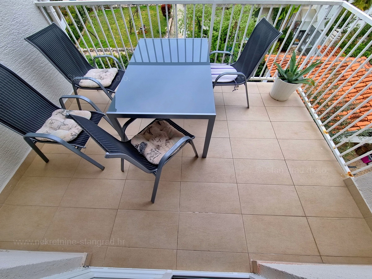 Malinska, prodaja apartmajske hiše z dvema bazenoma in pogledom na morje!