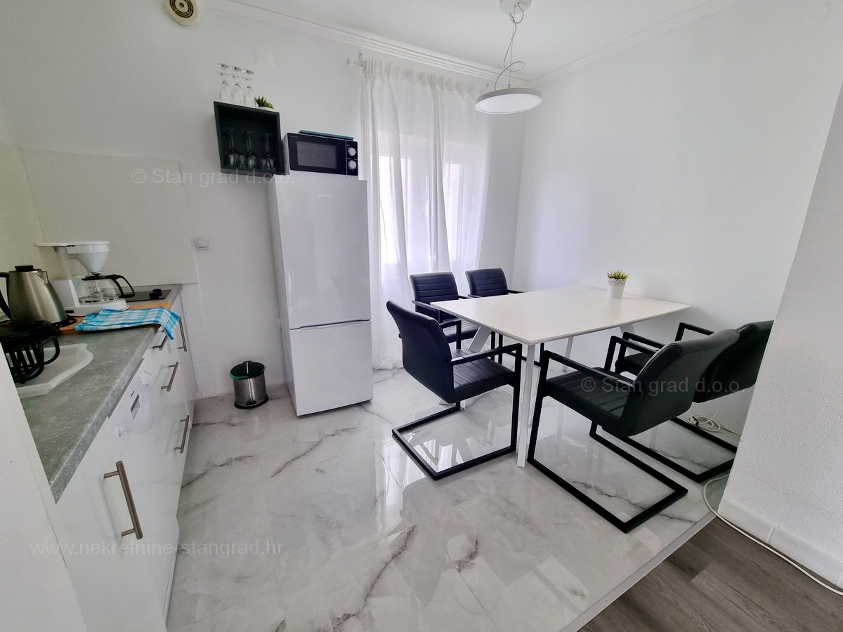 Malinska, prodaja apartmajske hiše z dvema bazenoma in pogledom na morje!