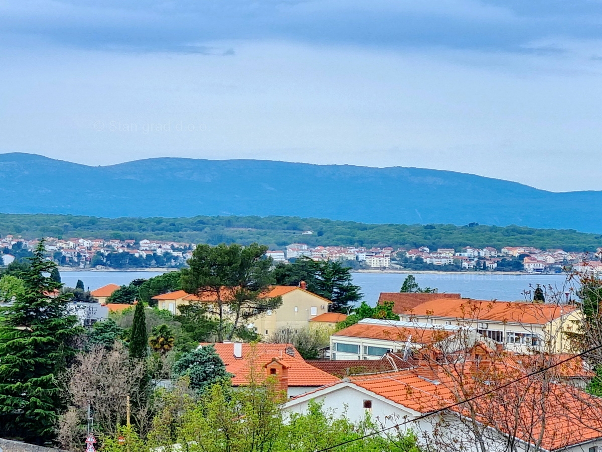 Malinska, prodaja apartmajske hiše z dvema bazenoma in pogledom na morje!