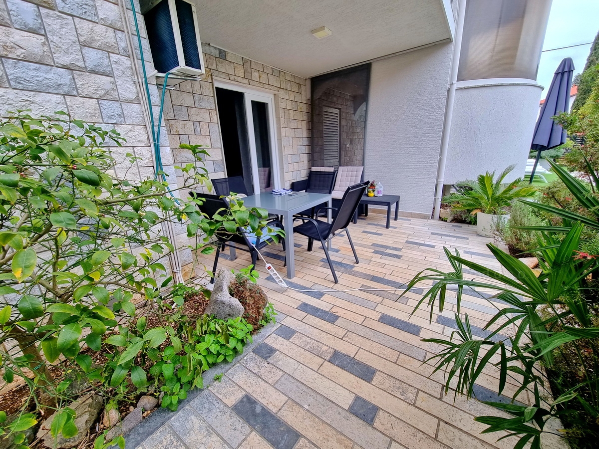 Malinska, prodaja apartmajske hiše z dvema bazenoma in pogledom na morje!