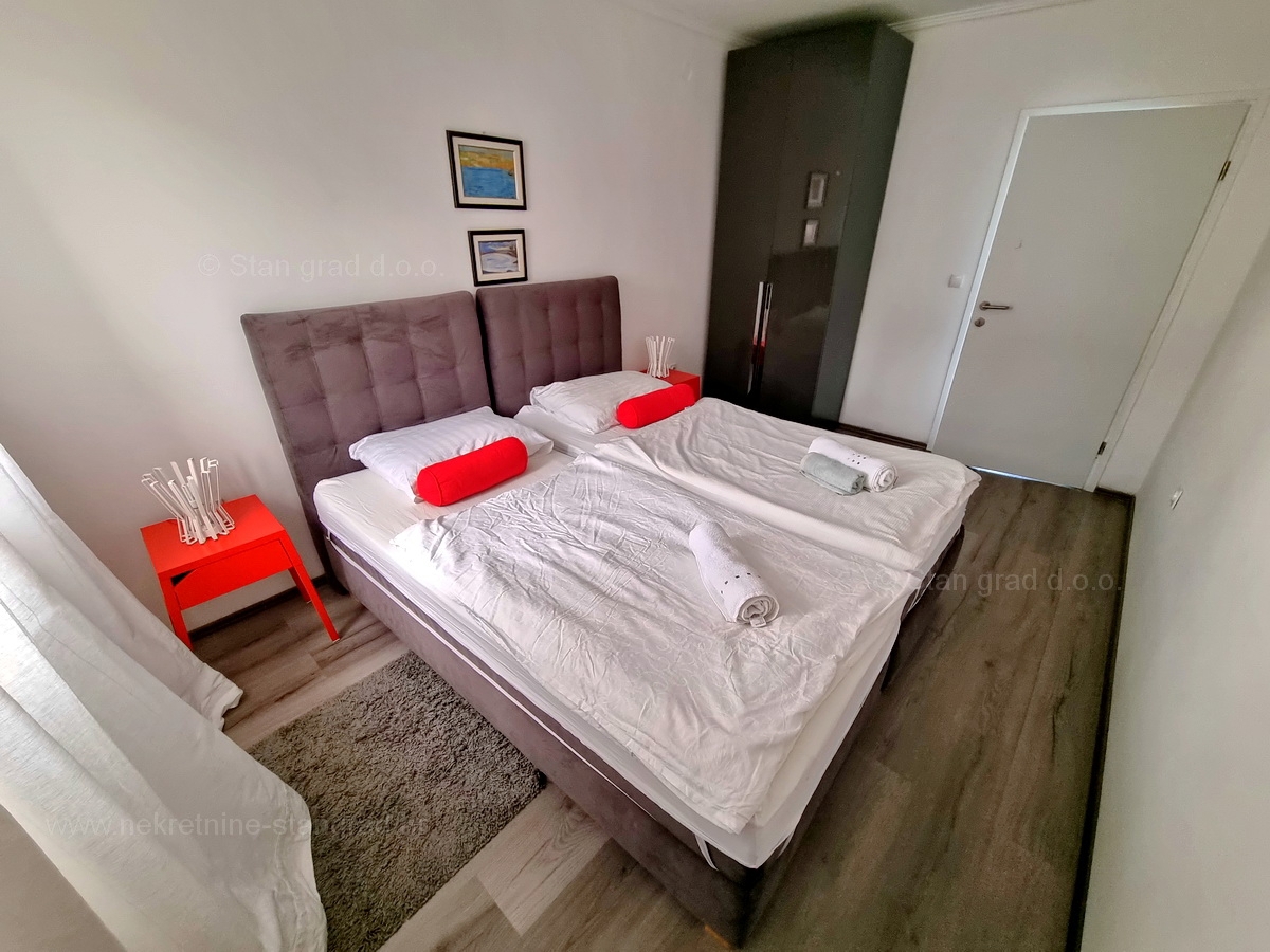 Malinska, prodaja apartmajske hiše z dvema bazenoma in pogledom na morje!