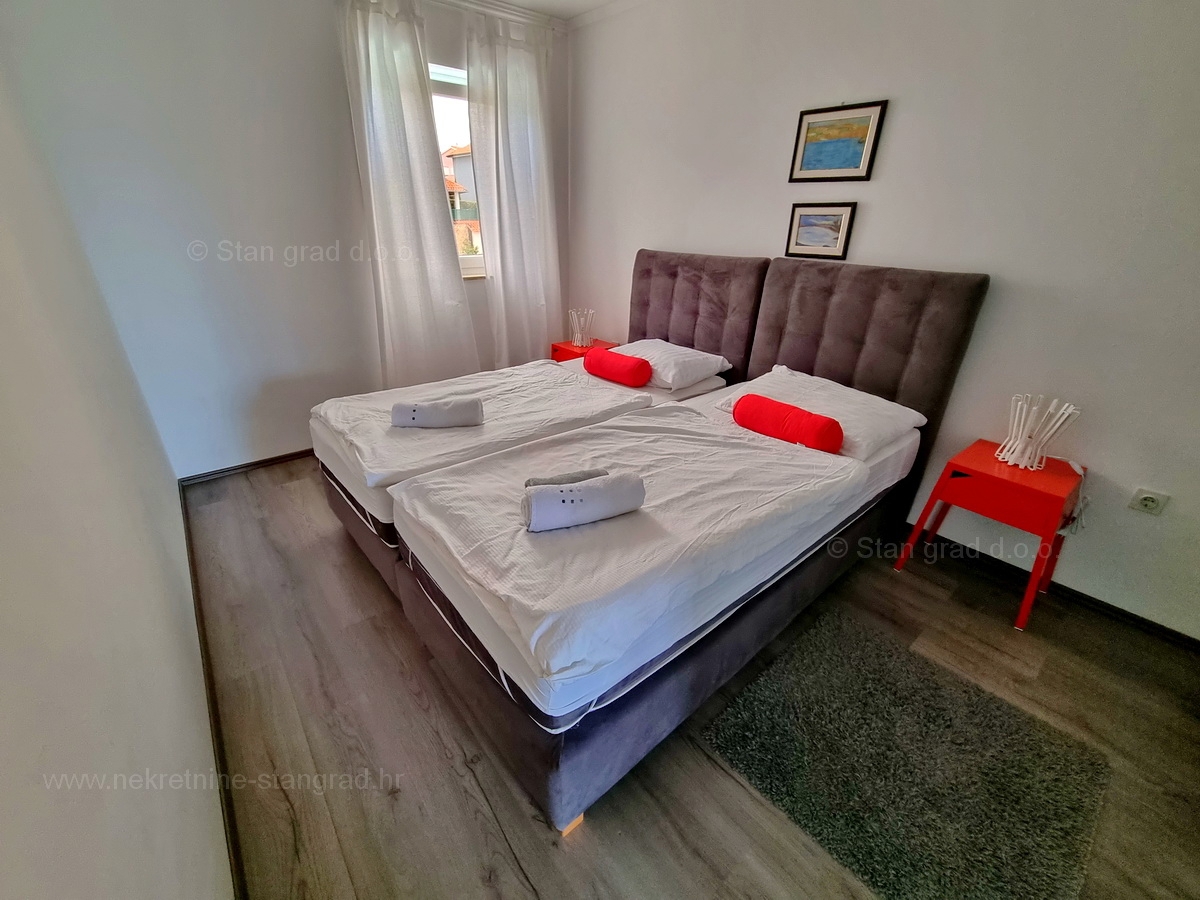 Malinska, prodaja apartmajske hiše z dvema bazenoma in pogledom na morje!