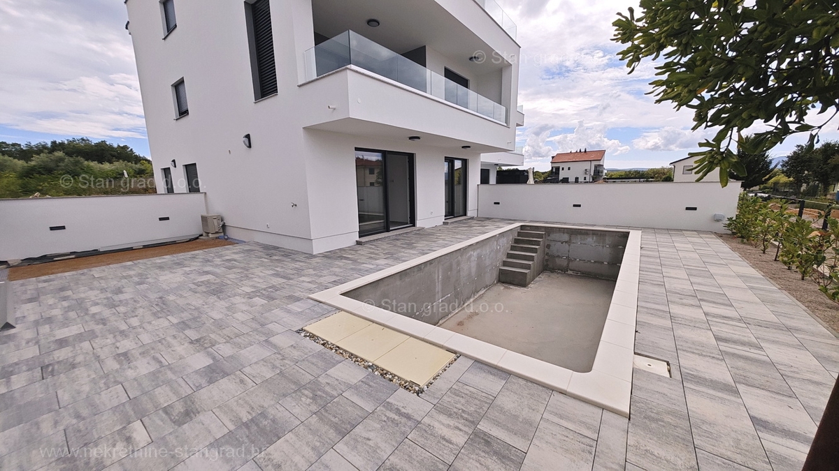 Malinska, prodaja, moderni apartmaji z bazenom in pogledom na morje!
