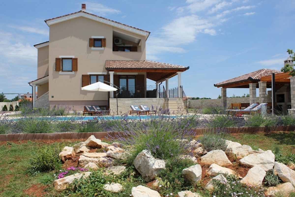 V bližini Svetvinčenta, luksuzna vila na velikem zemljišču!