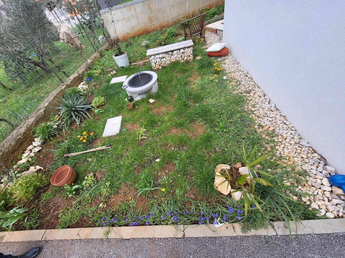 Dvosobno stanovanje na Verudi z vrtom!!