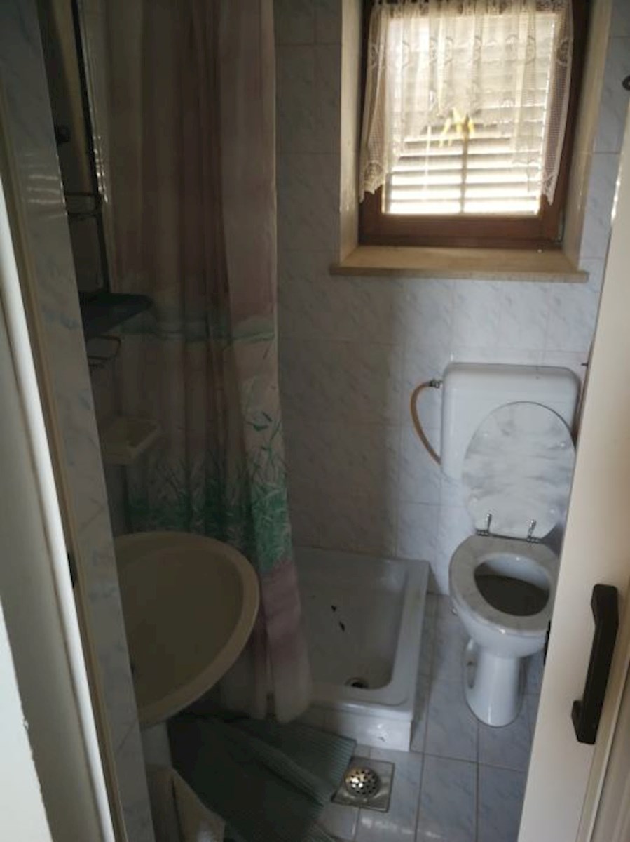  Šišan, istrska hiša s 3 stanovanjskimi enotami