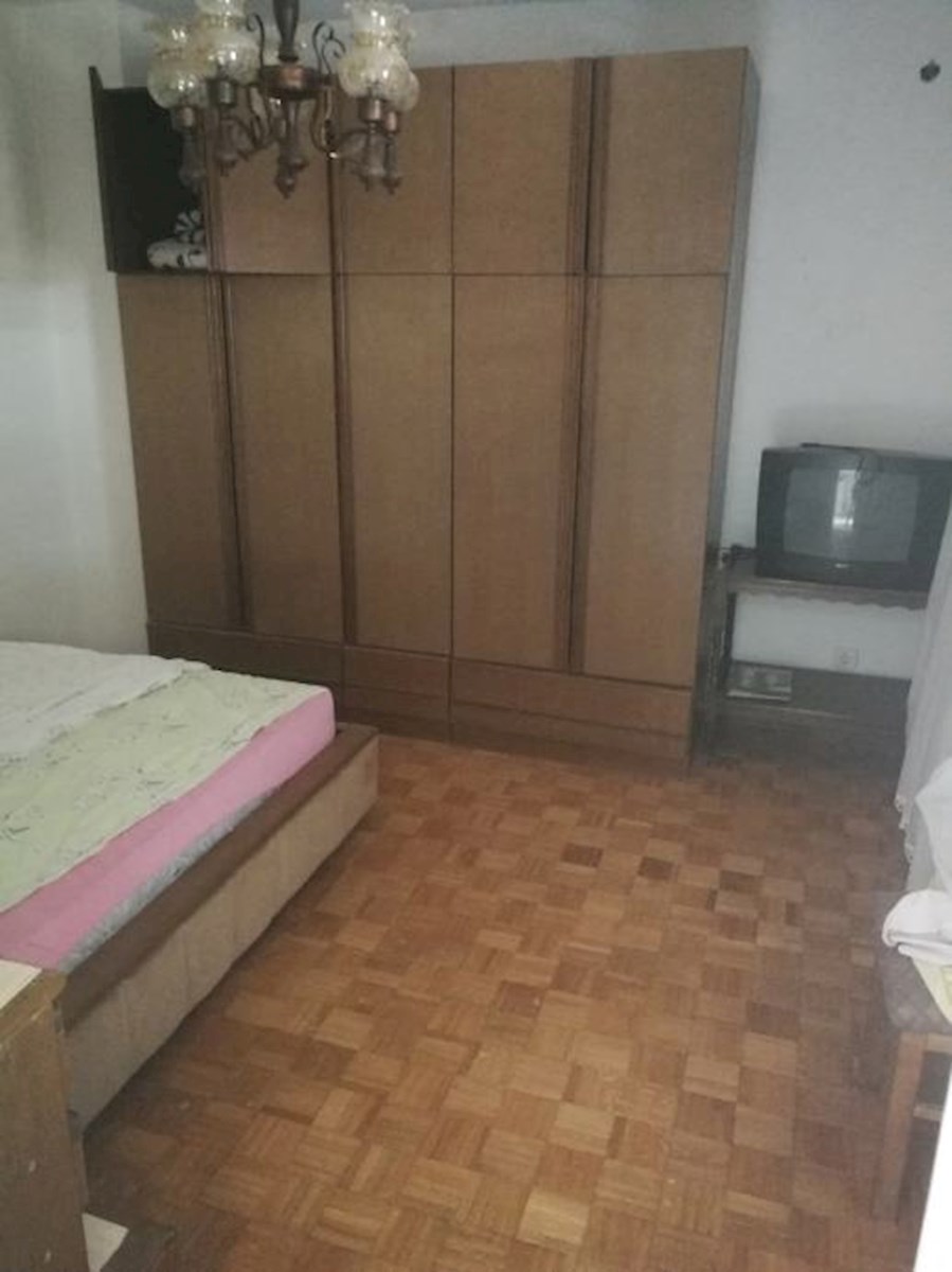  Šišan, istrska hiša s 3 stanovanjskimi enotami