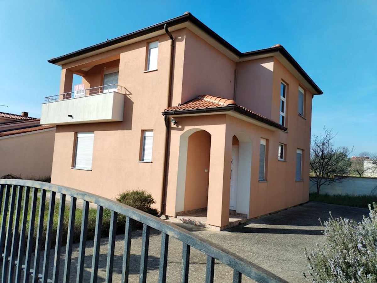 Novejša družinska hiša v okolici Pule, 4 sob