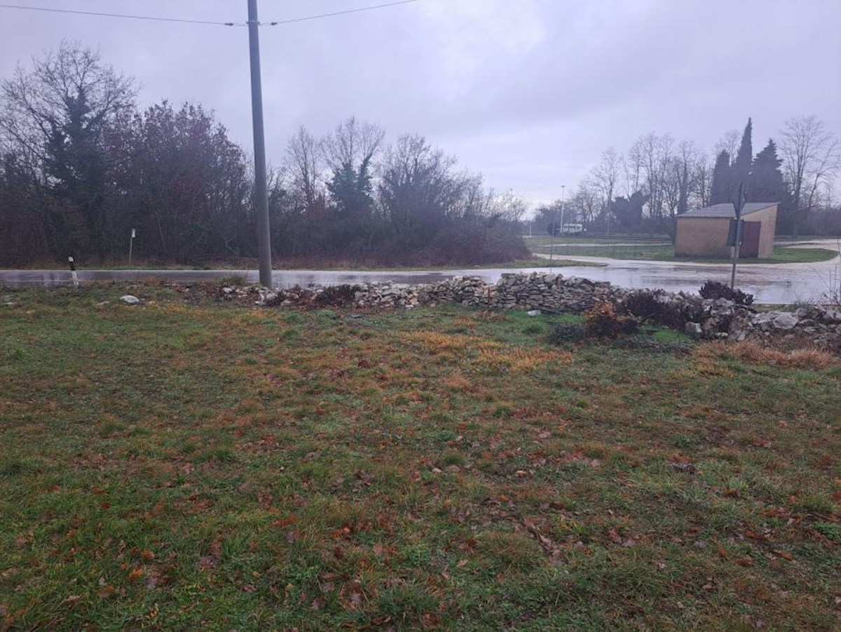 Zazidljivo zemljišče, 5 km od Vodnjana, 900 m2 - POČITNIŠKA VILA, PROJEKT