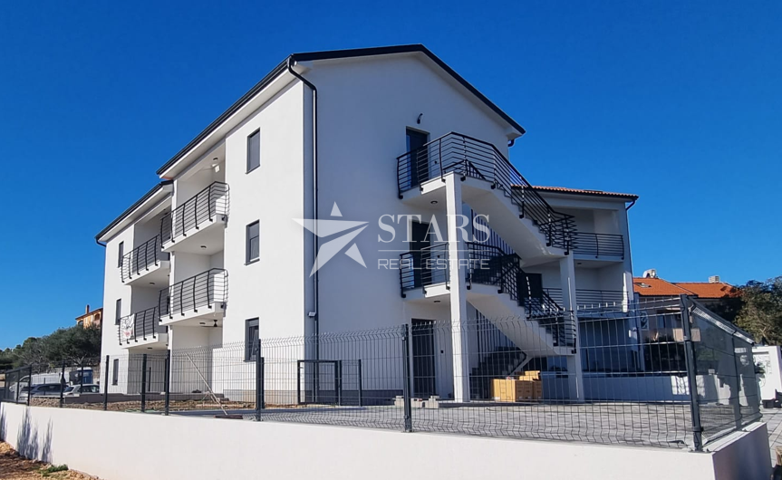 Otok Krk, Čižići, dvosobni apartma z dnevno sobo v novogradnji