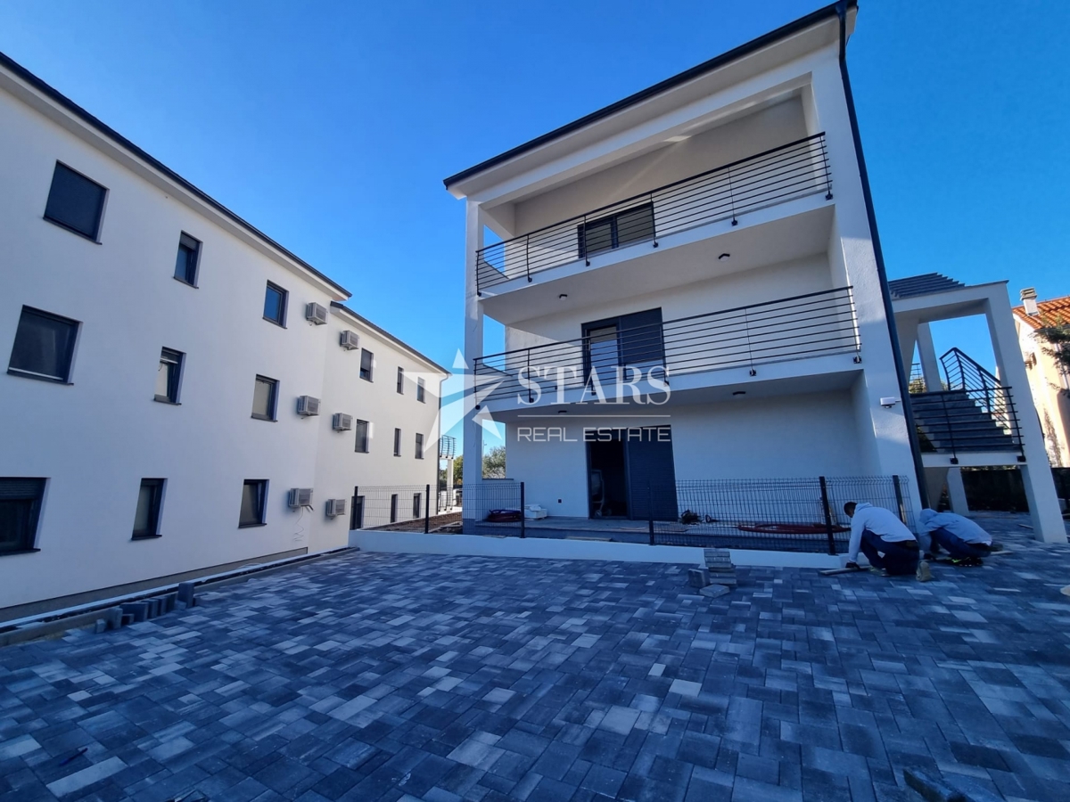 Otok Krk, Čižići, dvosobni apartma z dnevno sobo v novogradnji