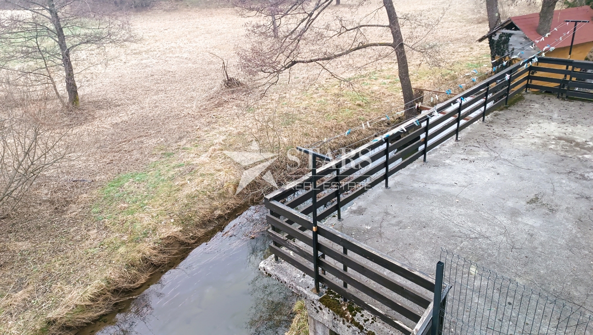 Josipdol - Stanovanjsko-poslovna nepremičnina z zazidljivim zemljiščem ( 9 429 m2 ) 