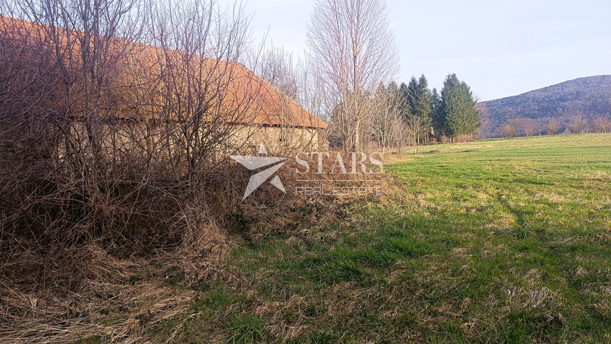 Plaški, Kmečka hiša ob potoku - idealna za družinsko življenje ali počitniško hišo