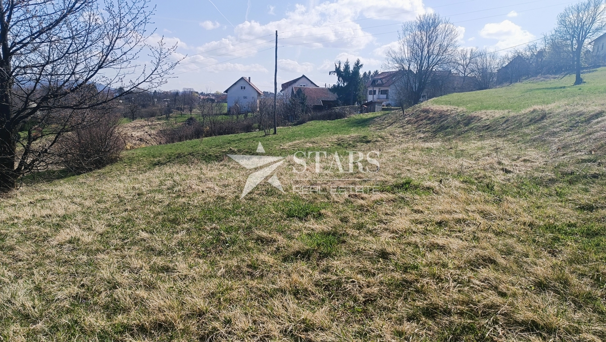 Ogulin - velika gradbena parcela s kmetijskim delom