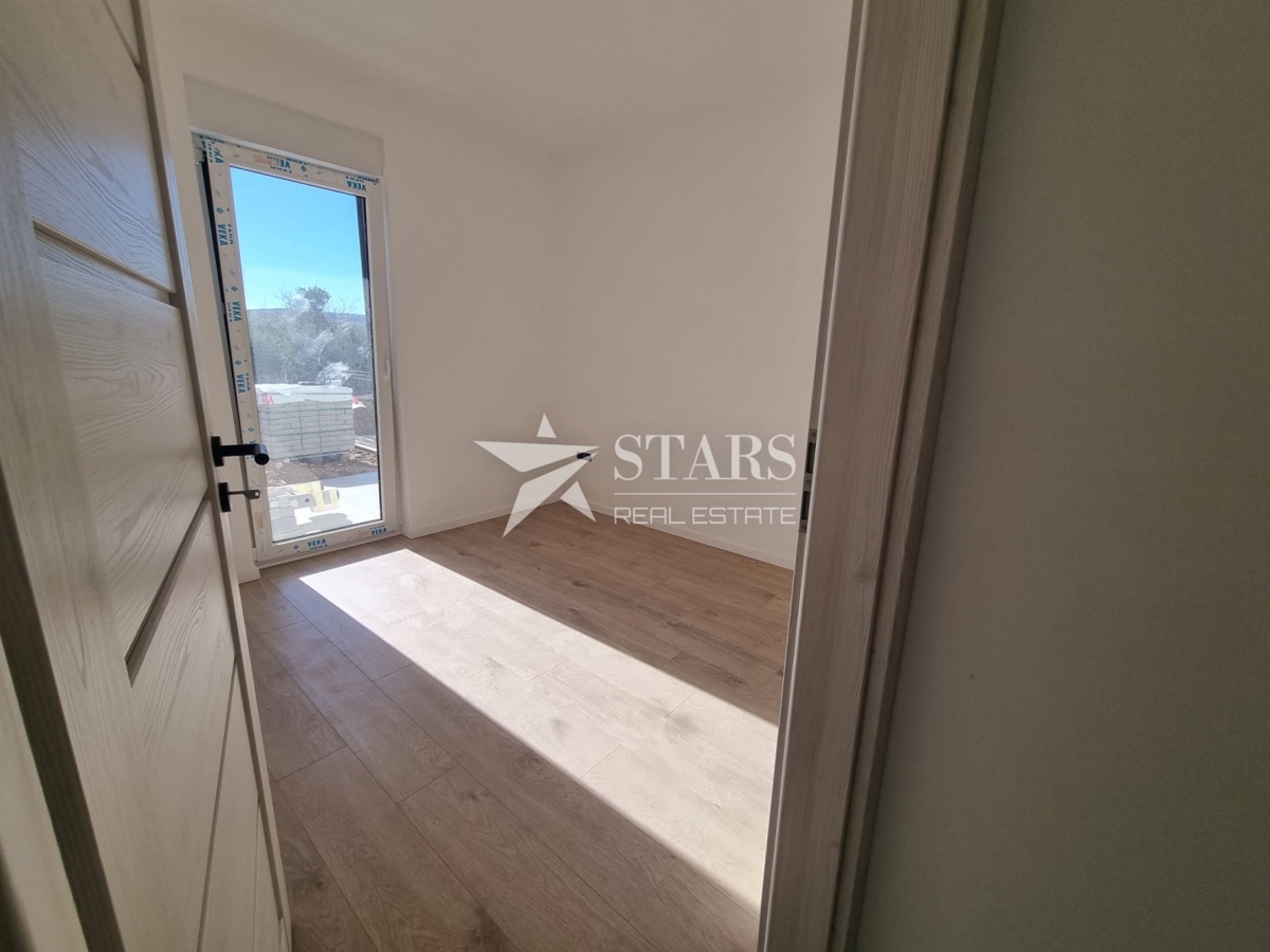 Otok Krk, Čižići, dvosobni apartma z dnevno sobo v novogradnji 