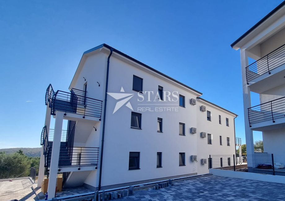 Otok Krk, Čižići, dvosobni apartma z dnevno sobo v novogradnji 