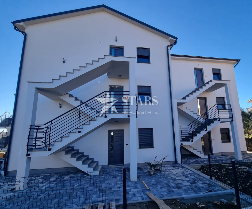 Otok Krk, Čižići, dvosobni apartma z dnevno sobo v novogradnji 