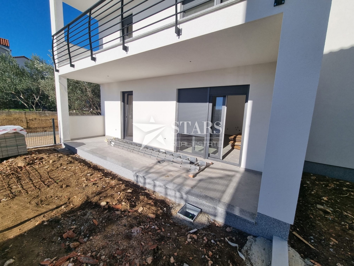 Otok Krk, Čižići, dvosobni apartma z dnevno sobo v novogradnji 