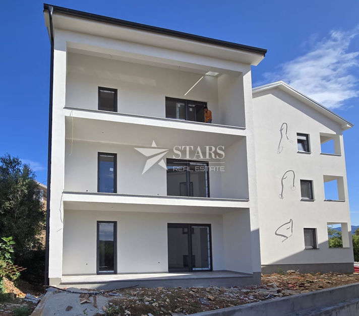 Otok Krk, Čižići, dvosobni apartma z dnevno sobo v novogradnji 